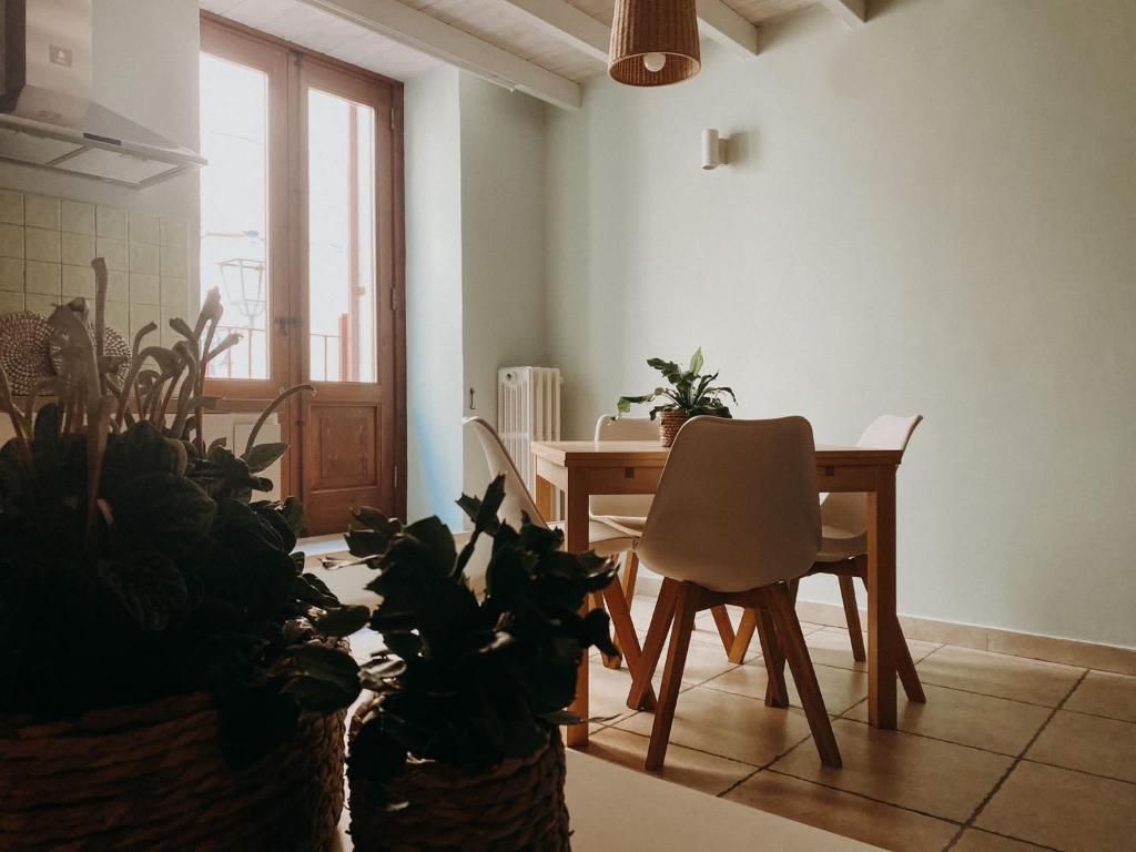 ein Esszimmer mit einem Tisch, Stühlen und Pflanzen in der Unterkunft B&B MARNUDD in Bisceglie