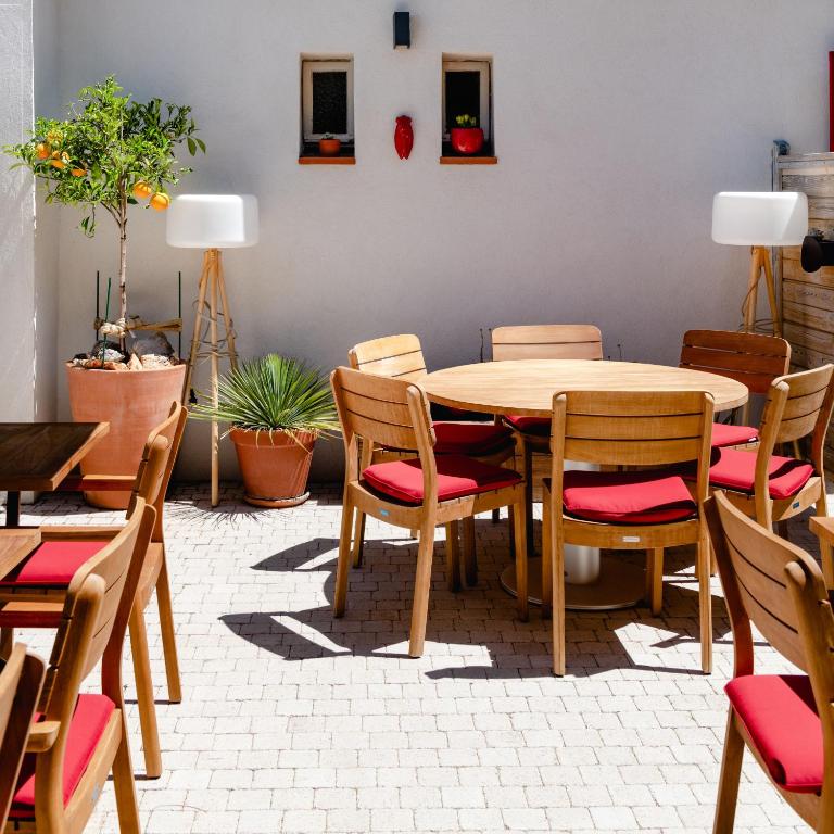 Гостиная зона в HôTEL LES VOLETS ROUGES - CASSIS