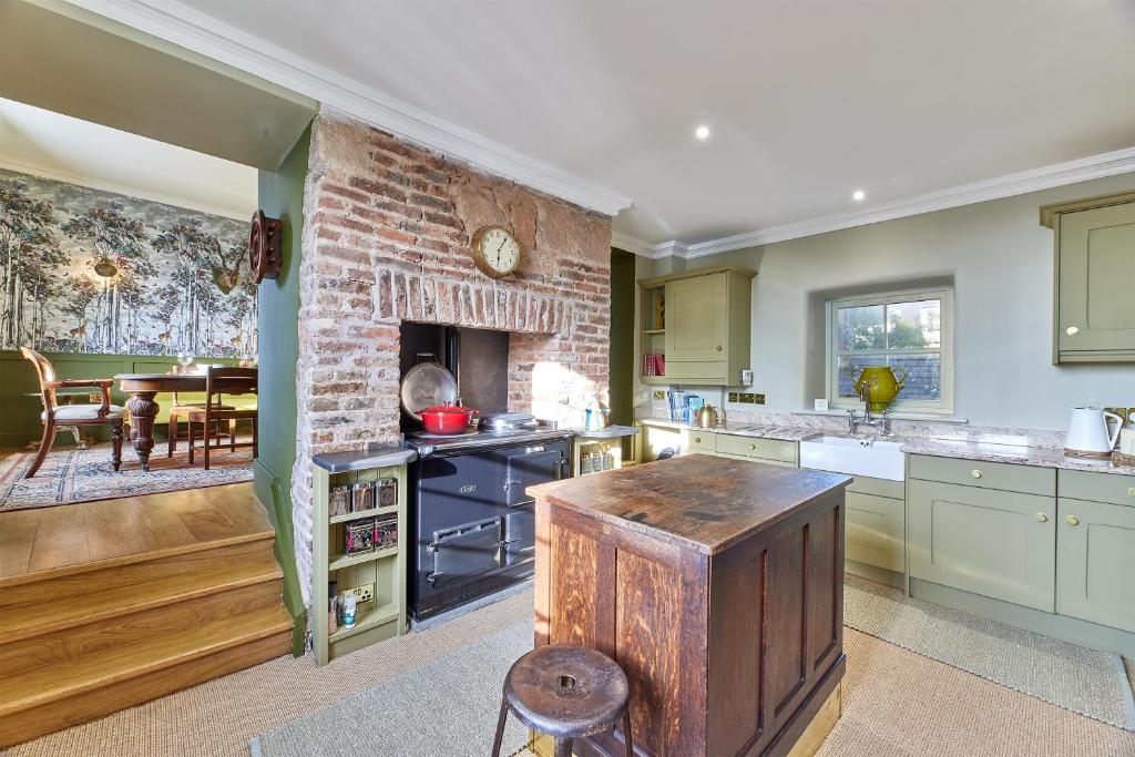 River View: Characterful Townhouse, Stunning Views - Three-Bedroom House