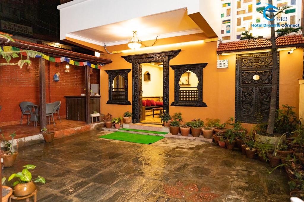 einen Innenhof eines Hauses mit einem grünen Teppich in der Unterkunft Hotel Dreams connect GRB in Kathmandu