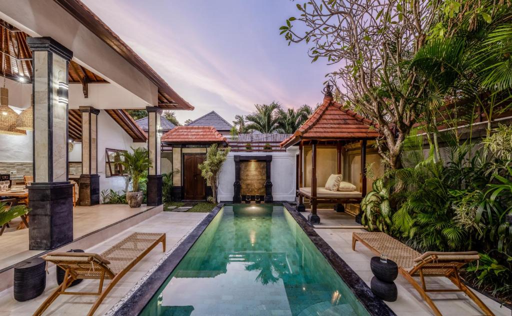 ein Bild eines Swimmingpools in einer Villa in der Unterkunft Villa Casa Orana in Seminyak