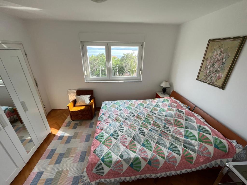 1 dormitorio con cama y ventana en Apartments Nada, en Selce