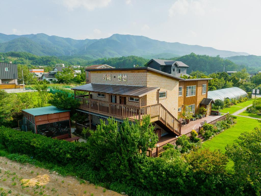 eine Luftansicht eines Hauses mit Bergen im Hintergrund in der Unterkunft Healing Camp Yesone in Gangneung