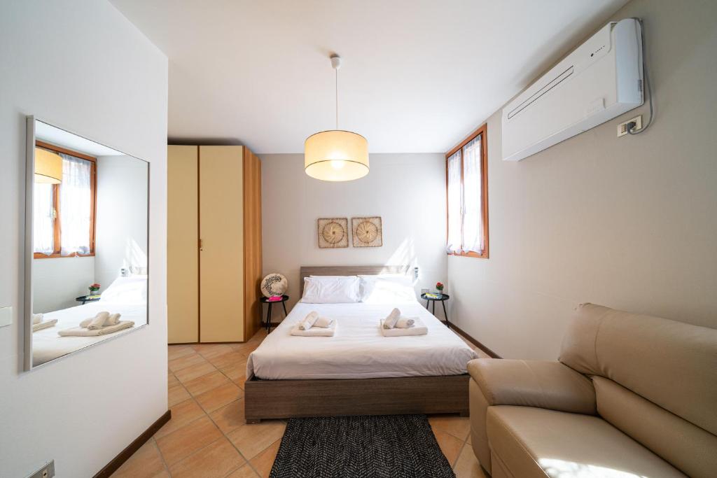 ヴェネツィアにあるORMESINI homeのベッドルーム(ベッド1台、ソファ付)