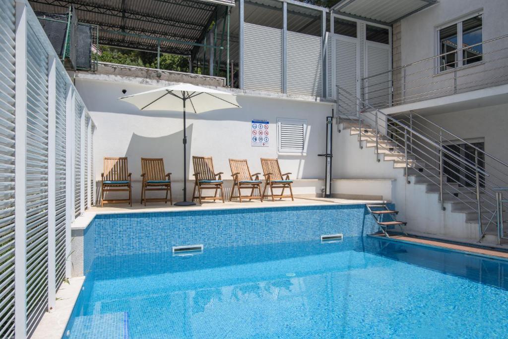 Bazén v ubytování A1-apt w shared pool & balcony next to the beach nebo v jeho okolí