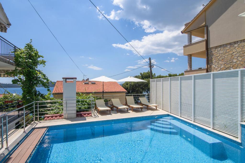 Bazén v ubytování A1-apt w shared pool & balcony next to the beach nebo v jeho okolí