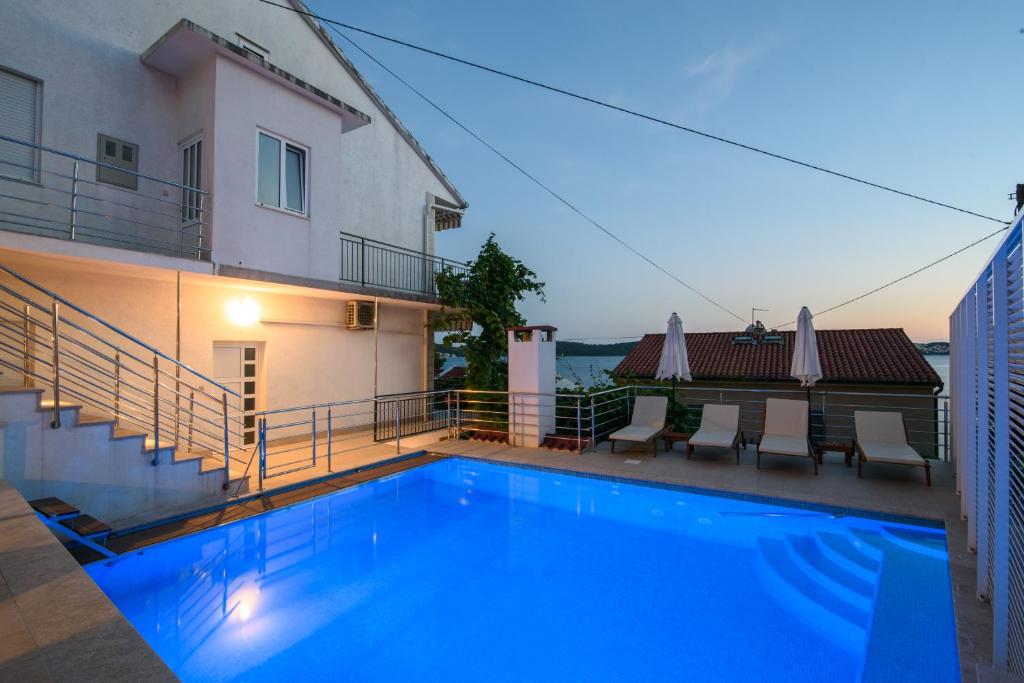 Bazén v ubytování A1-apt w shared pool & balcony next to the beach nebo v jeho okolí