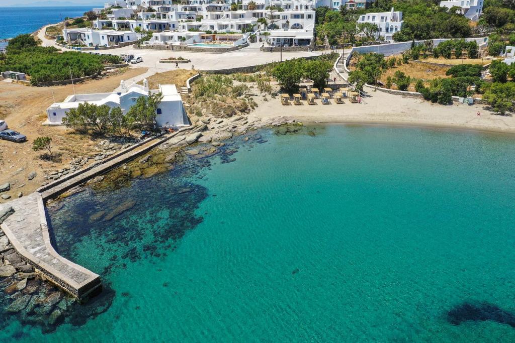 z powietrza widok na plażę z błękitną wodą w obiekcie Cavos w mieście Agios Sostis