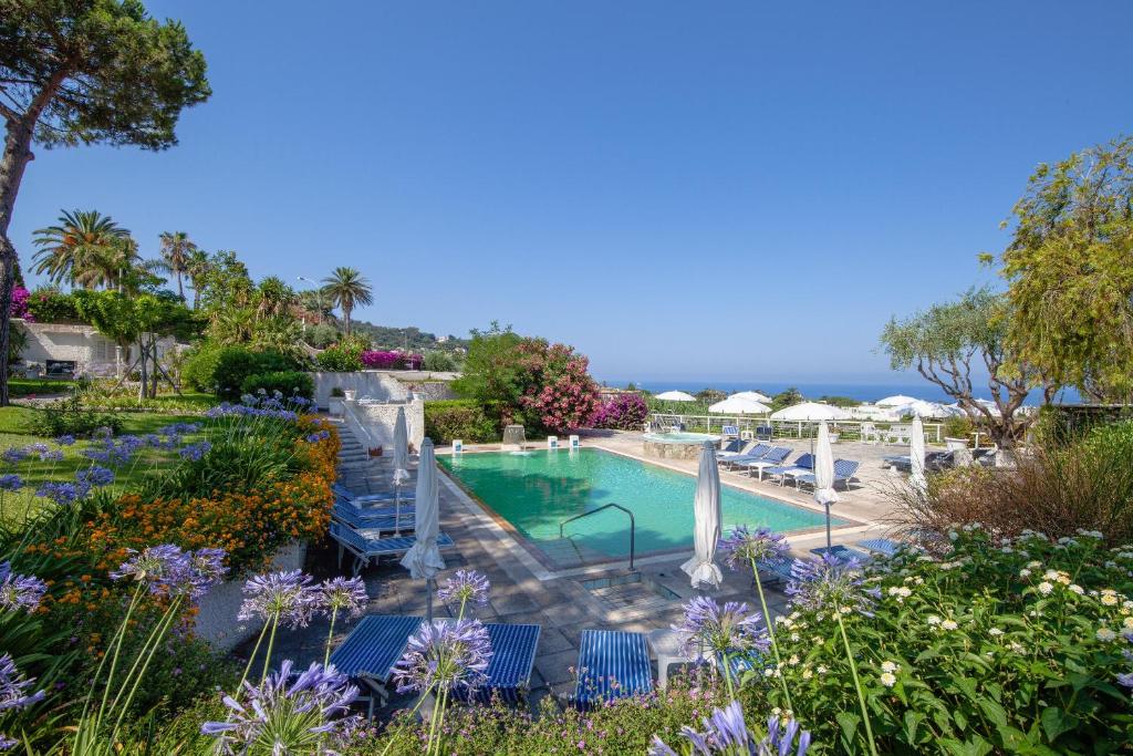 Bazén v ubytování Paradiso Terme Resort & SPA con 5 piscine termali nebo v jeho okolí