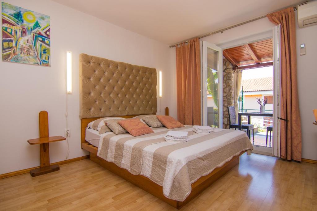 Posteľ alebo postele v izbe v ubytovaní Apartmani VILLA KALINIC