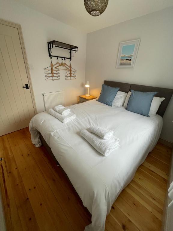 Llit o llits en una habitació de Charming, cosy waterside retreat in Gimingham, North Norfolk