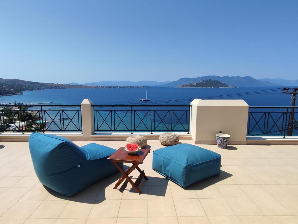 アイギナにあるDream Terraceの青いソファと椅子が備わるパティオ(水辺付)