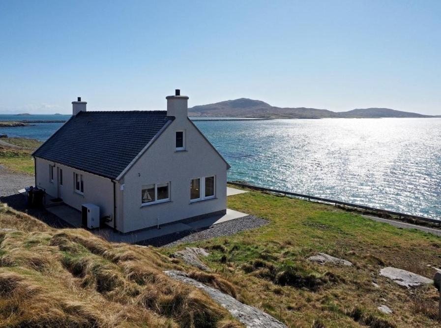 Pollachar的住宿－Sea Spray Cottage，水体上白色的房子
