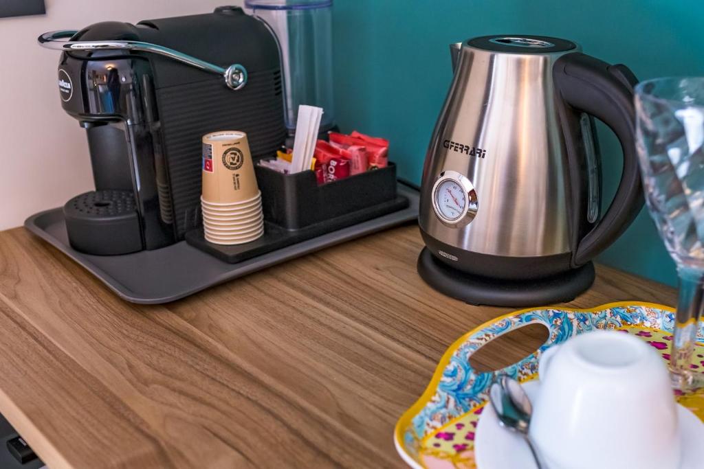 Příslušenství pro přípravu čaje a kávy v ubytování Macramè Fazello Rooms