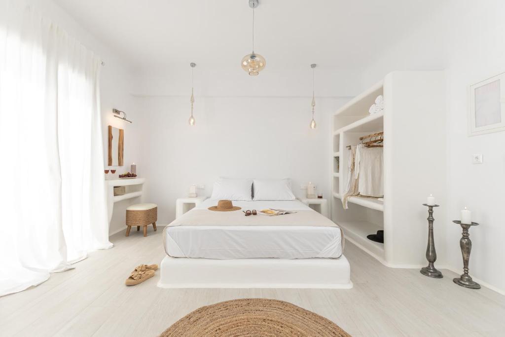 Voodi või voodid majutusasutuse Ariadne's Crown Luxury Suites with Private Pool toas