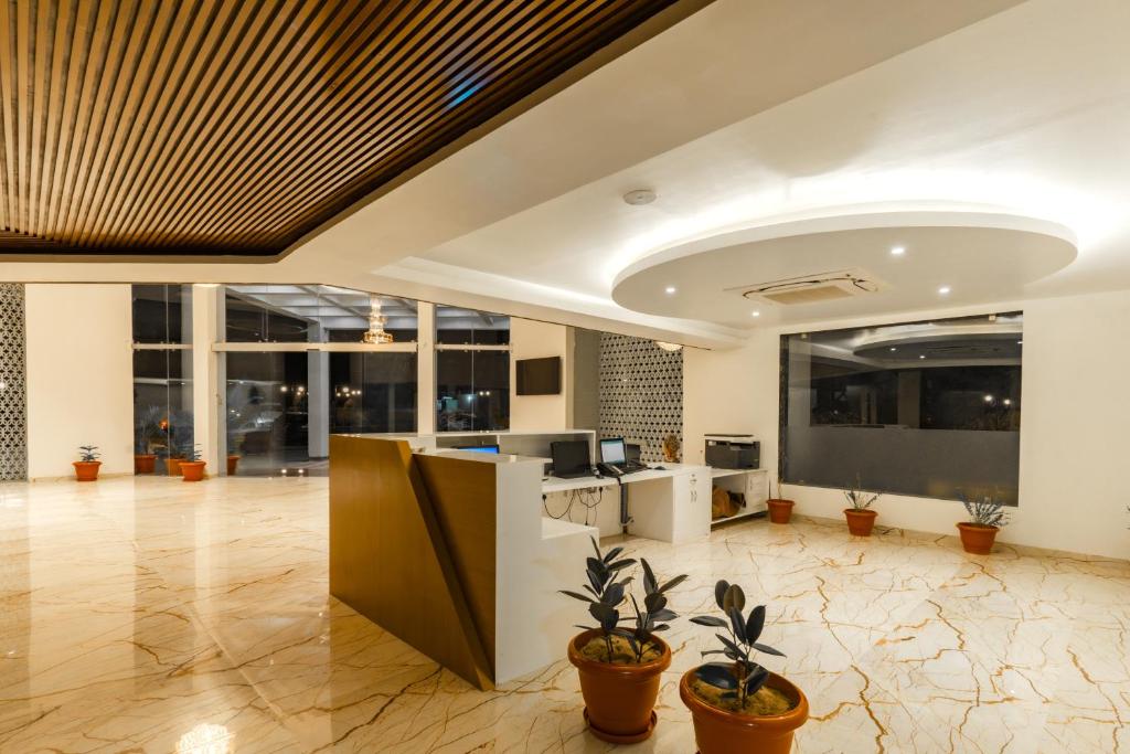 TV a/nebo společenská místnost v ubytování Bamboo Saa Mulberry Resort Pushkar