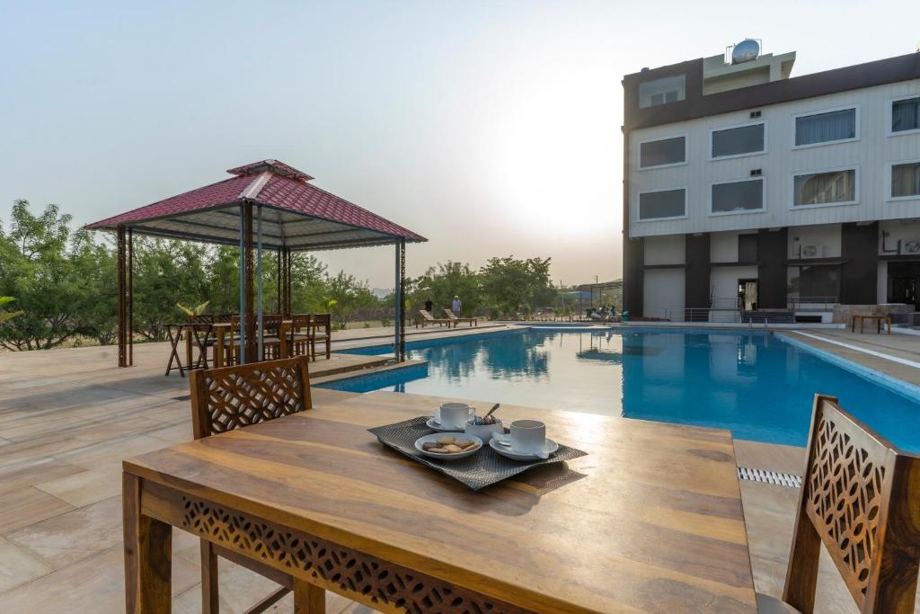 Bazén v ubytování Bamboo Saa Mulberry Resort Pushkar nebo v jeho okolí