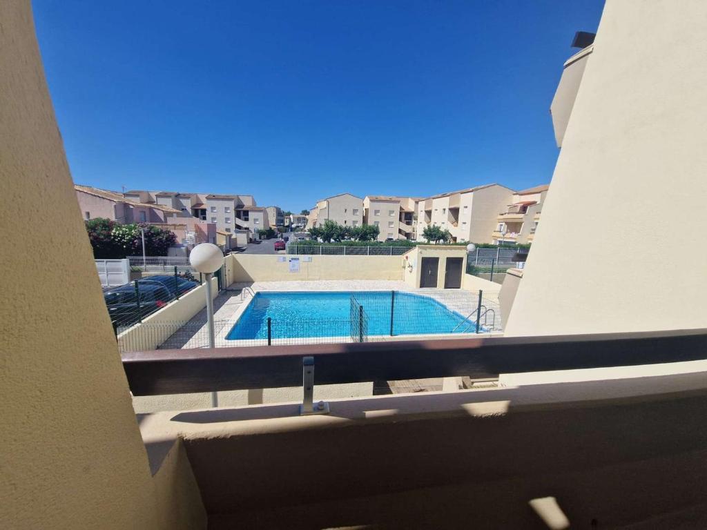 Photo de la galerie de l'établissement Appartement cosy 2 pièces avec cabine, terrasse et piscine, près de la plage à Marseillan - FR-1-326-674, à Marseillan