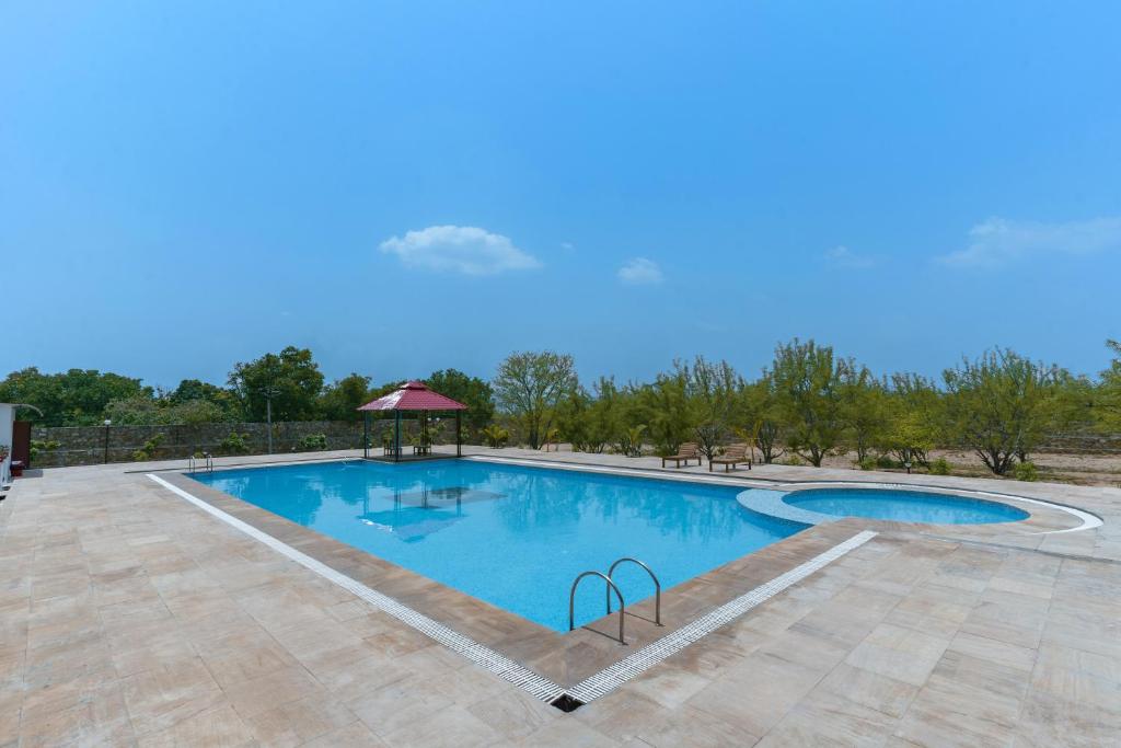 Bazén v ubytování Bamboo Saa Mulberry Resort Pushkar nebo v jeho okolí