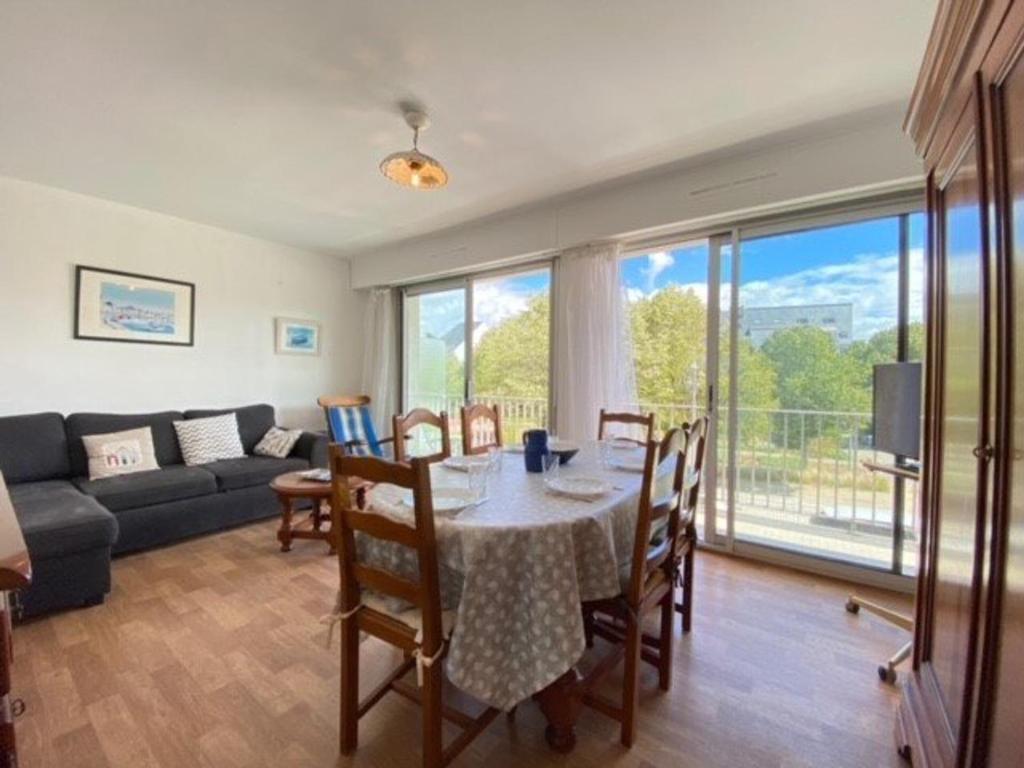 un salon avec une table et un canapé dans l'établissement Appartement lumineux 3 pièces, 5 couchages, centre de La Baule, proche plage avec parking et ascenseur - FR-1-245-6, à La Baule