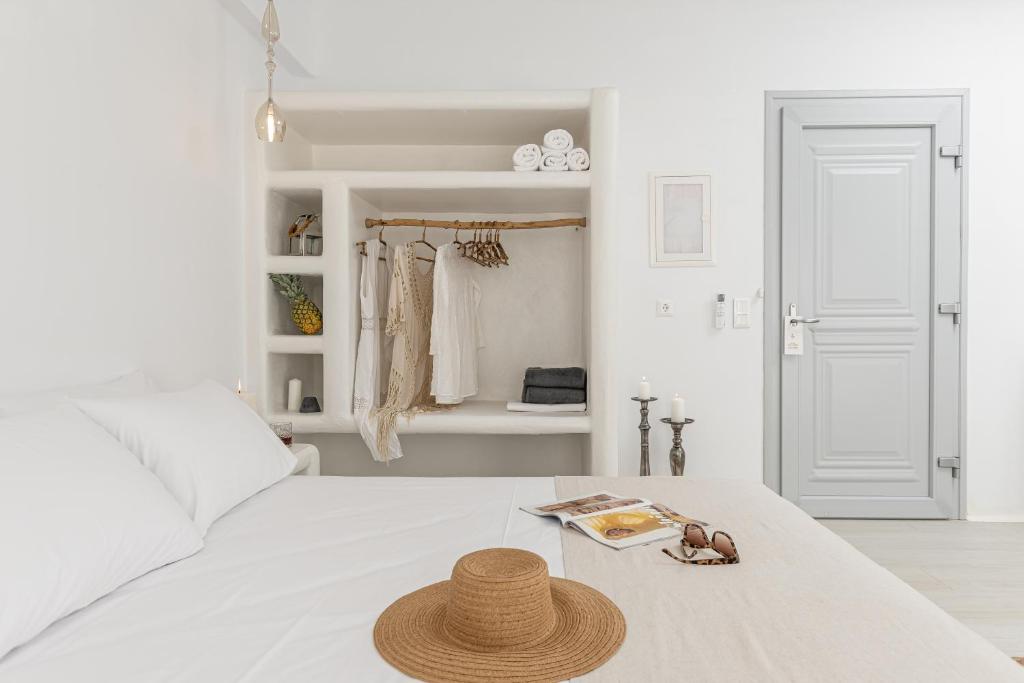 Voodi või voodid majutusasutuse Ariadne's Crown Luxury Suites with Private Pool toas