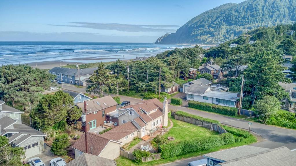 an aerial view of a residential neighborhood with houses and the ocean at Susans Cottage (MCA 1323) in Manzanita