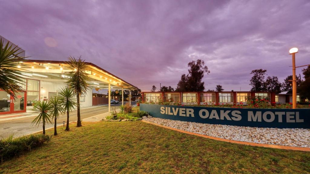 ein Gebäude mit einem Schild, das ein Motel mit Eichen liest in der Unterkunft Silver Oaks Motel in Gilgandra