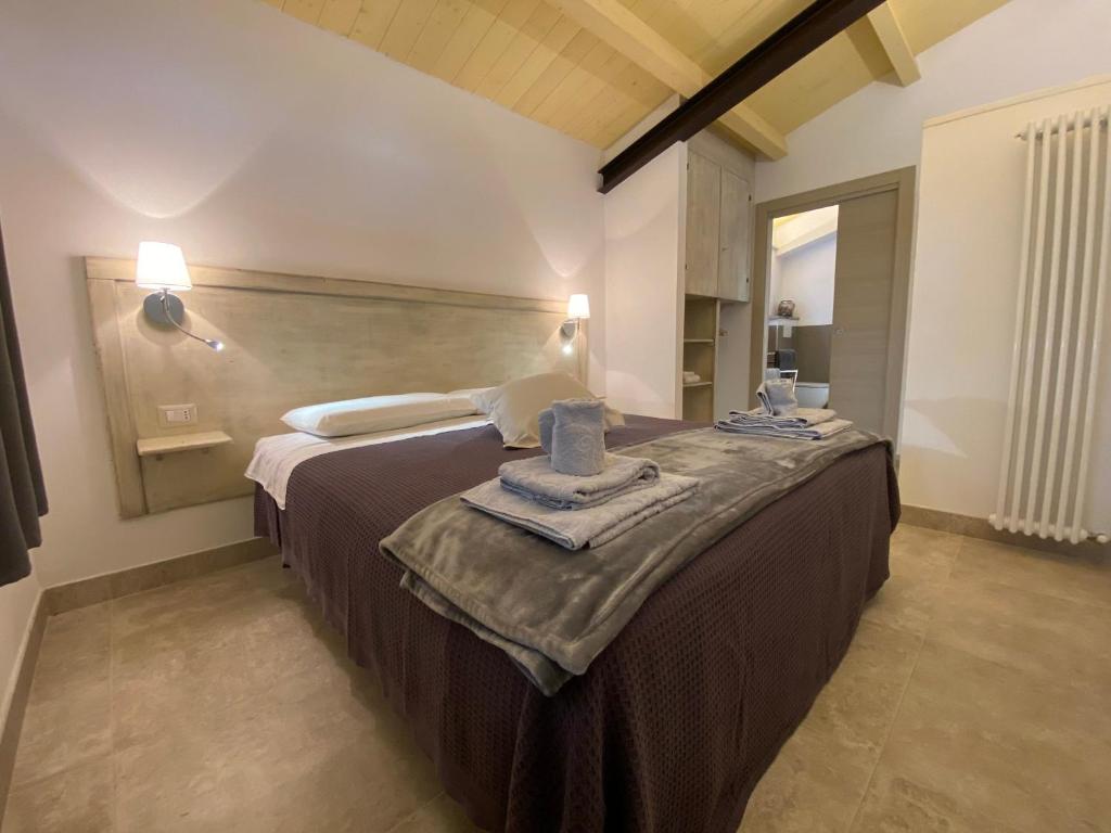 A bed or beds in a room at Fattoria dei Cavalieri