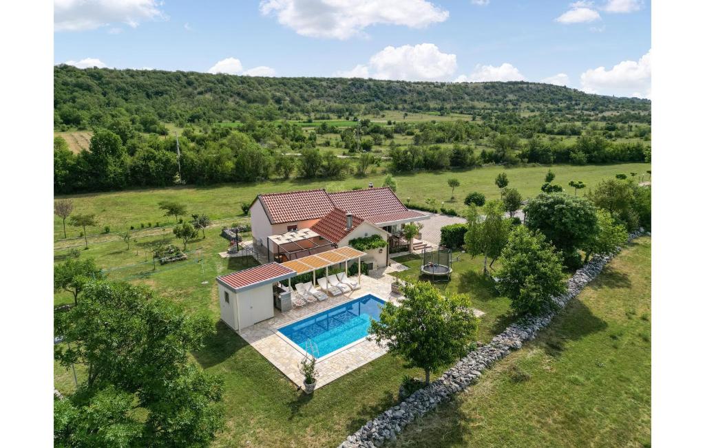 een luchtzicht op een villa met een zwembad bij Stunning Home In Vojnic Sinjski With 3 Bedrooms, Wifi And Heated Swimming Pool in Vojnić Sinjski