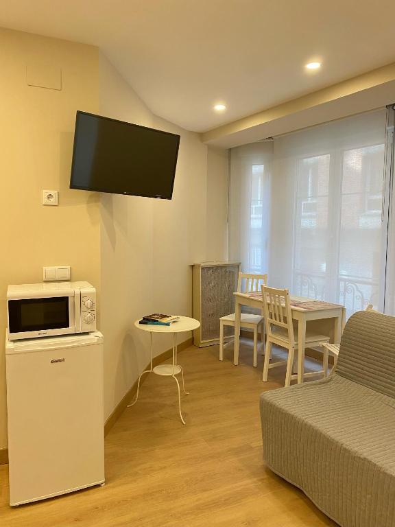 A kitchen or kitchenette at Alojamientos Muelle de Gijón