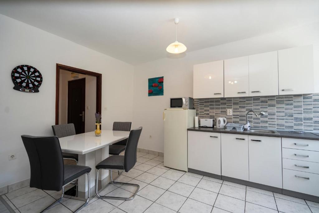 Kuchyň nebo kuchyňský kout v ubytování Apartman Čurčić