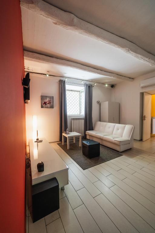 salon z białą kanapą i stołem w obiekcie Villino Erminia - Seaside Art b&b w mieście Pizzo
