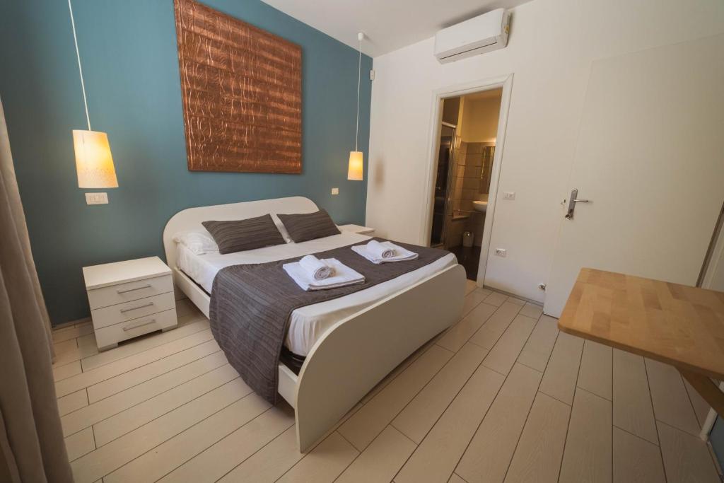 Łóżko lub łóżka w pokoju w obiekcie Villino Erminia - Seaside Art b&b