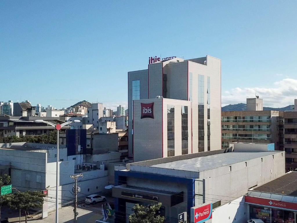 wysoki budynek z znakiem Nike na górze w obiekcie ibis Vitoria Praia de Camburi w mieście Vitória