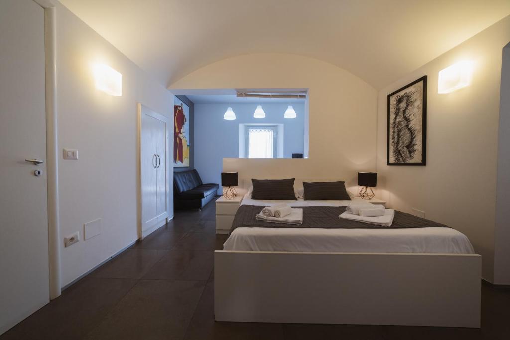 Łóżko lub łóżka w pokoju w obiekcie Villino Erminia - Seaside Art b&b