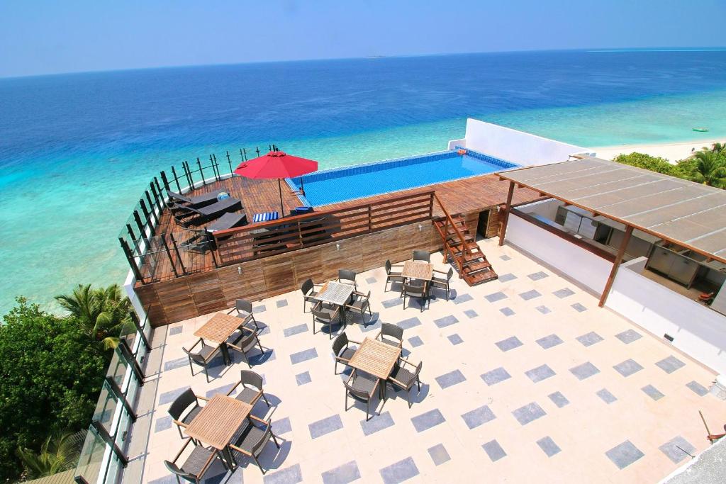 Ranthari Hotel and Spa Ukulhas Maldives في أوكولهاس: اطلالة جوية على المسبح والمحيط