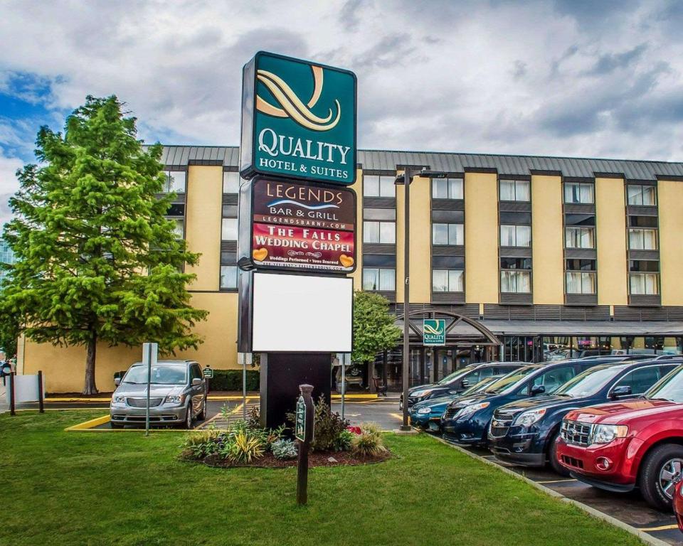 una señal de hotel frente a un estacionamiento en Quality Hotel & Suites At The Falls en Niagara Falls