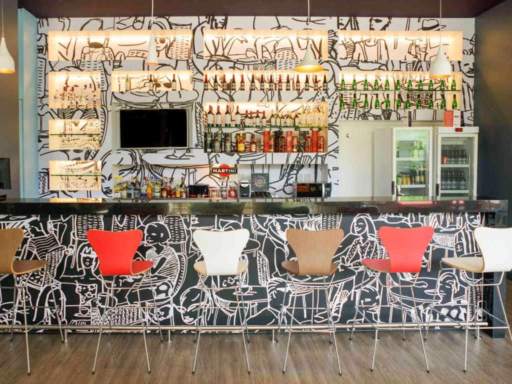 O lounge ou bar de ibis Itatiba