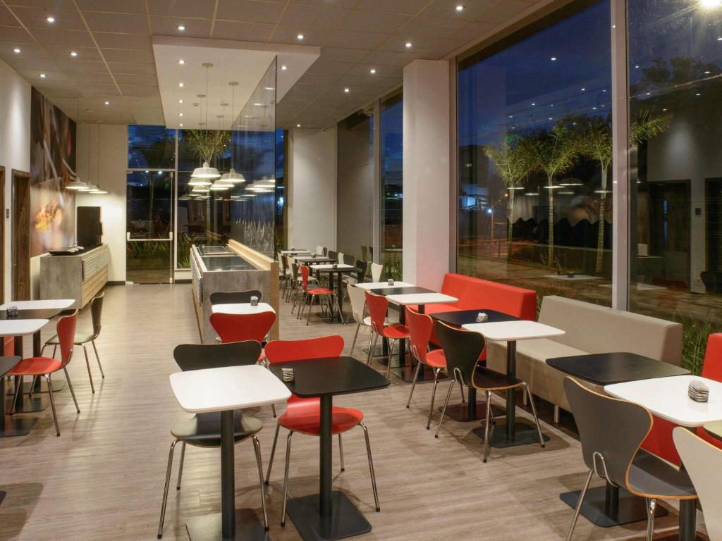 Uma área de estar em ibis Itatiba