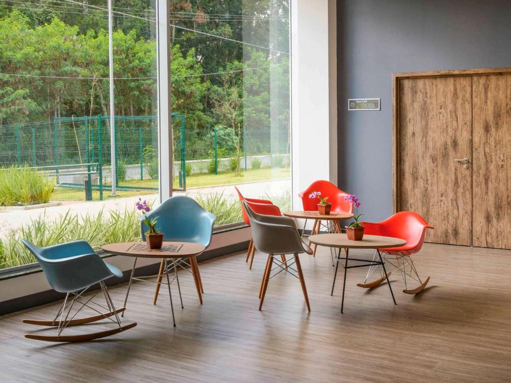 Uma área de estar em ibis Itatiba