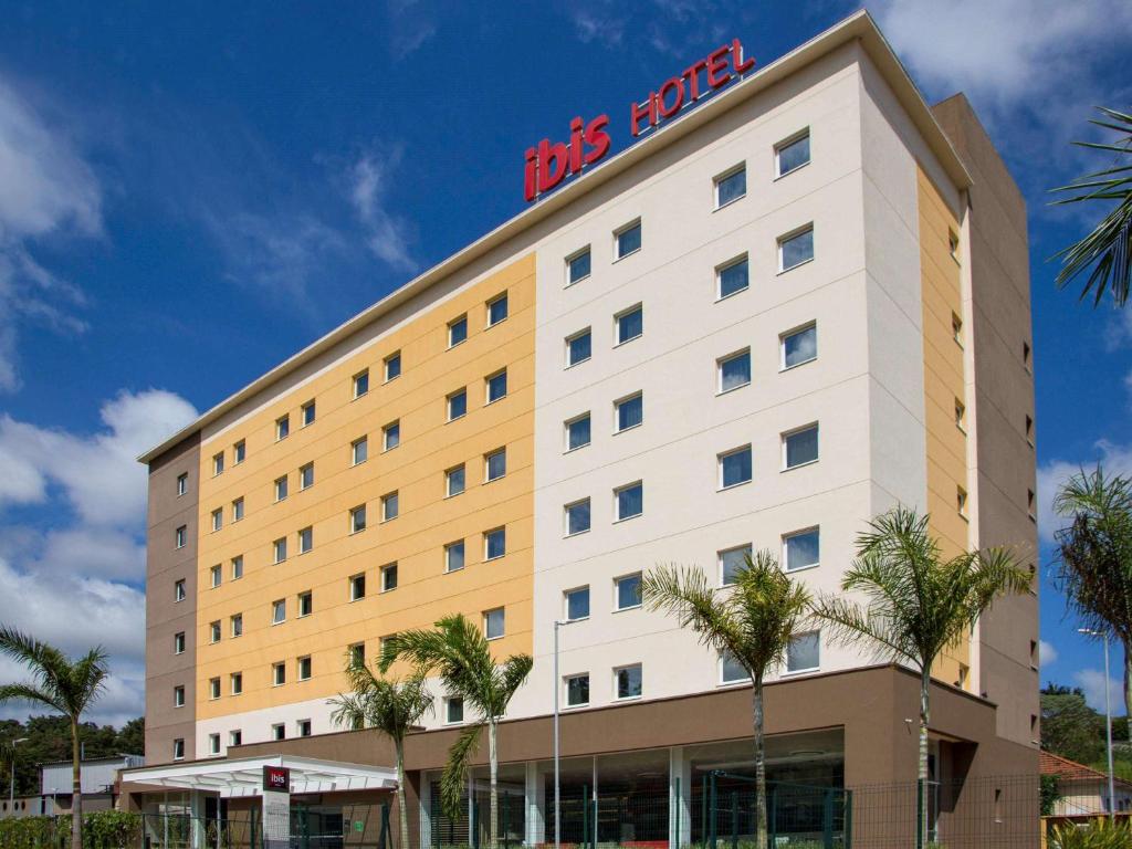 a building with a hotel sign on top of it at ibis Itatiba in Itatiba