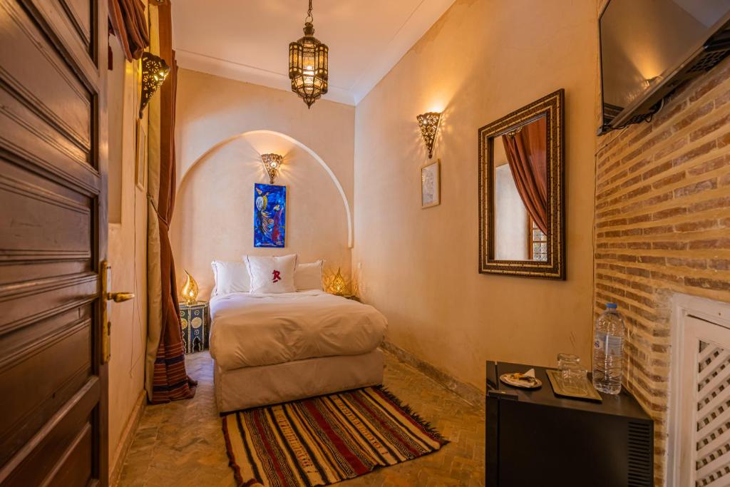 Postel nebo postele na pokoji v ubytování Riad Il Parco dei Principi