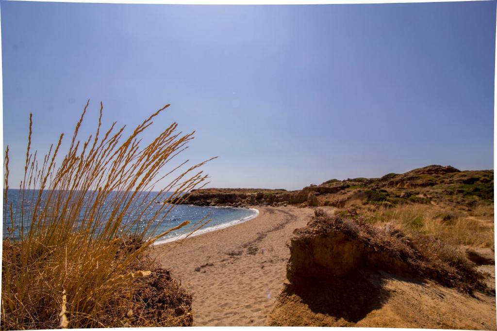 una playa de arena con vistas al océano en Laconian Collection ''Le Bleu Infini'', en Monemvasia