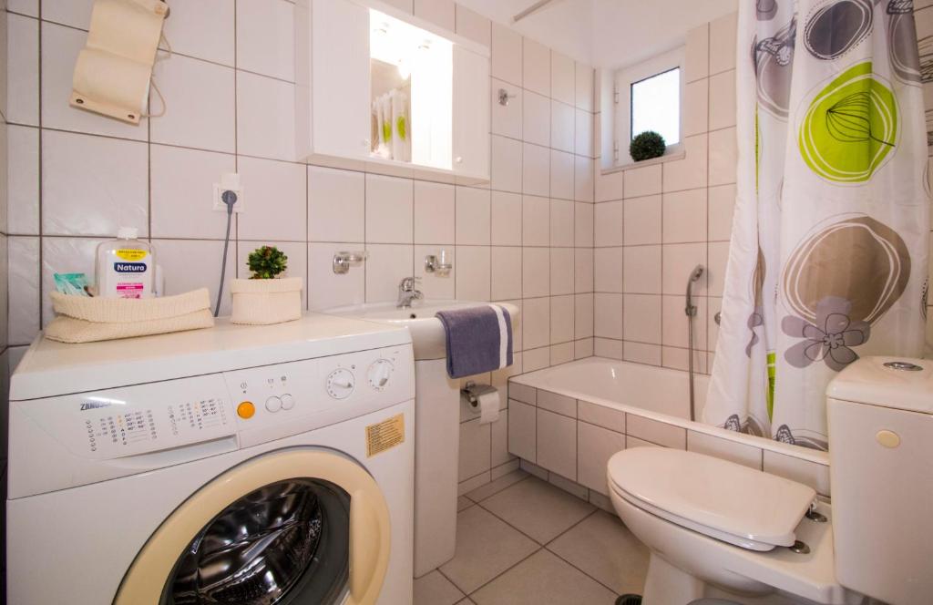A bathroom at Laconian Collection ''Le Bleu Infini''