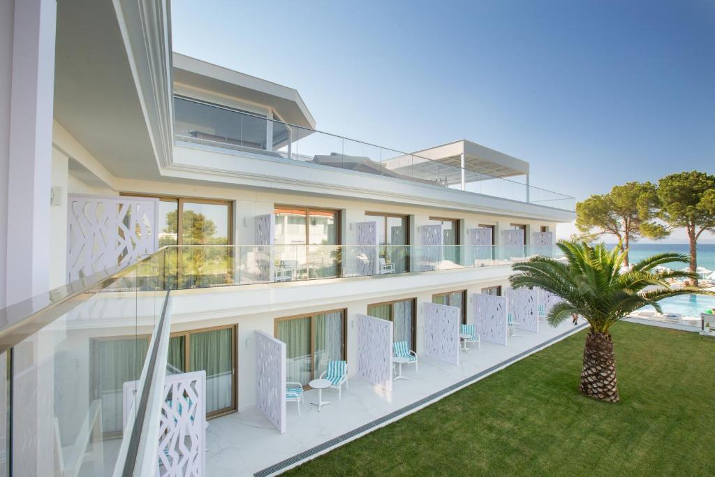 Bazén v ubytování Laguna Resort by Diomedes Group nebo v jeho okolí