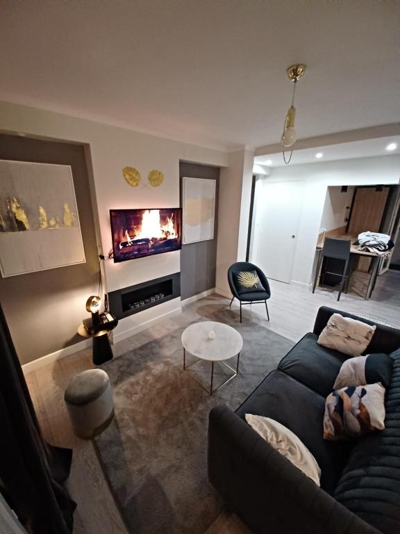 - un salon avec un canapé et une cheminée dans l'établissement Marseille élégance Appartement 2 chambres Climatisé 60 m2 de confort et Proximité, à Marseille