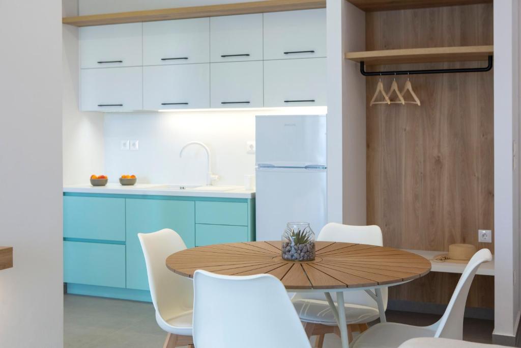 Kuchyň nebo kuchyňský kout v ubytování Elianthi Luxury Apartments