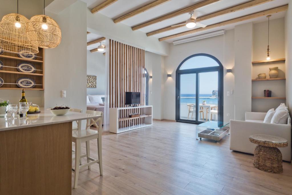 cocina y sala de estar con vistas al océano en Olia Boutique Apartments en Kárpatos