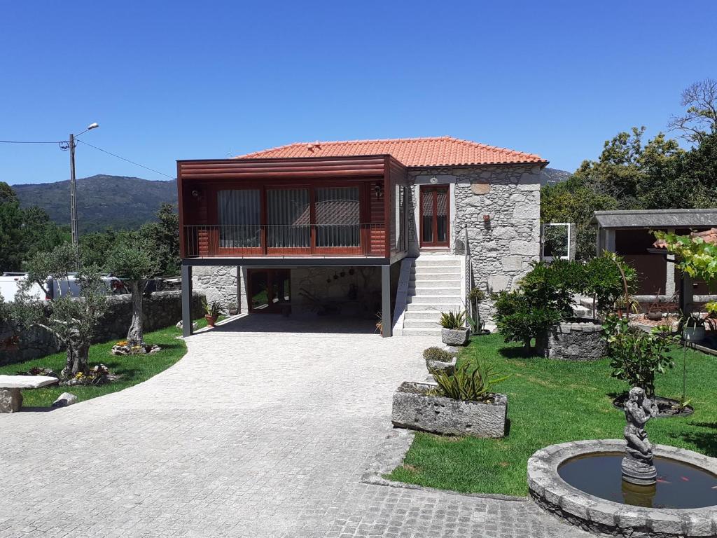 une maison avec un balcon et une cour dans l'établissement Casa de Santa Luzia, à Vila Praia de Âncora