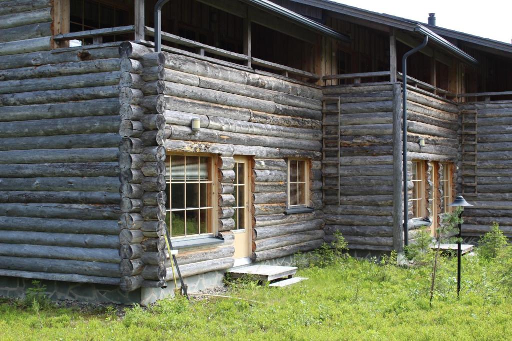 a log cabin with two windows on the side of it at Accommodation Aarnilampi in Luosto